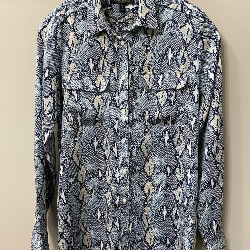 Banana Republic blouse blue snake print. Size Small Tall - Picture 16 of 16